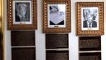 usa: donald trump verhöhnt joe biden mit plaketten am weißen haus