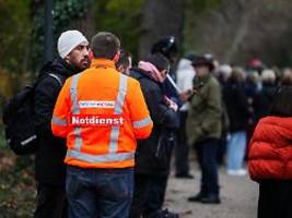 500 Menschen aus Zug evakuiert: Zugausfälle und Verspätungen nach Oberleitungsstörung auf NRW-Bahnstrecke