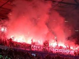 Die mit dem Feuer spielen: Die Bundesliga steckt mitten in einer wüsten Kneipenschlägerei