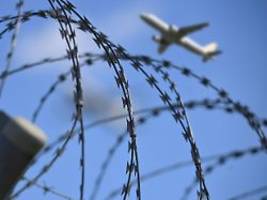 Übergabe an Taliban in Kabul: Bayern schiebt Straftäter per Linienflug nach Afghanistan ab