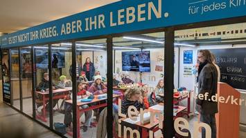 Alexanderplatz: Unicef zeigt Kriegs-Klassenzimmer der Ukraine