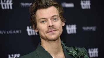 bestens gelaunt: harry styles und zoë kravitz posieren vor dem berghain