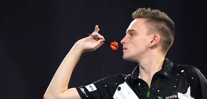 darts-wm: ricardo pietreczko trotz kreislaufproblemen erfolgreich weiter