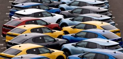 eu kippt verbrenner-aus – die industrie meckert trotzdem