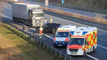 a7 nach unfall gesperrt: porsche-suv kracht in nissan – langer stau