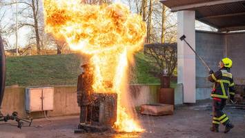Achtung Lebensgefahr: Feuerwehr zeigt, wie schlimm Fettbrände enden können