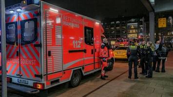 mann stürzt am jungfernstieg in die alster – und klammert sich an rettungsring