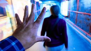Sexueller Übergriff auf dem Weg zur Arbeit – Frau (39) angegriffen