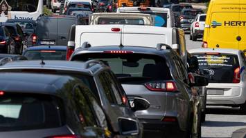 Stockender Verkehr zum Ferienstart in Hamburg und A1-Sperrung in Niedersachsen