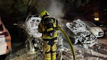 Totale Zerstörung: Brandstifter zünden Autos mitten in Pinneberg an