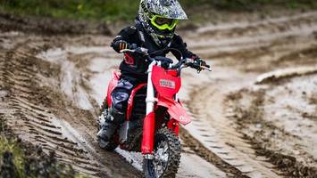 matsch, stürze und ein paar ps – dreijähriger beim motocross