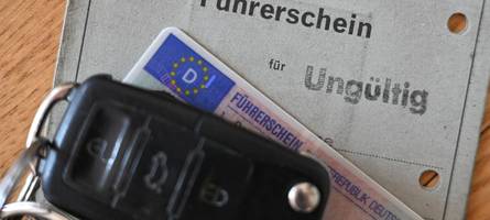 21-jähriger fährt ohne führerschein durch augsburg