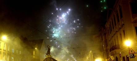 mit bier, techno oder 5-gänge-menü: diese silvester-partys gibt es 2025 in augsburg