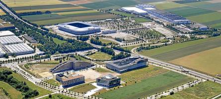 unfall auf der b17 bei augsburg: lkw prallt an der wwk-arena gegen leitplanke