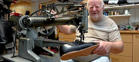 „die leute kaufen lieber gleich neue“: als einer der letzten in schwaben repariert er schuhe