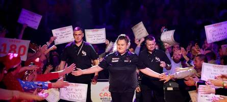 Die Frau, gegen die kein Mann spielen will: Das ist Darts-Supertalent Beau Greaves
