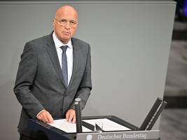 afd: der verteidigungspolitiker, der sich selbst verteidigen muss