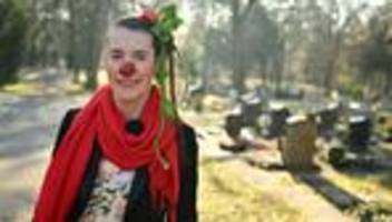 Friedhofsclown Finovo: Mit roter Clownsnase unterwegs auf dem Friedhof