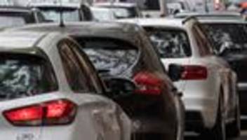 Weihnachten steht vor der Tür: Viel los auf Straßen, Schienen und am Flughafen