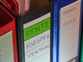 bloß nichts überstürzen: geplante riester-reform: was sparer jetzt tun sollten