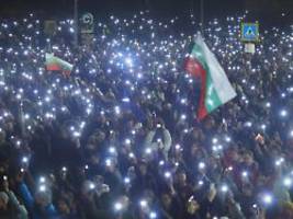 Menschen fordern faire Neuwahl: Auch nach Rücktritt der Regierung: Tausende Bulgaren protestieren
