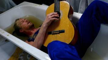 Per Zeitmaschine zu Hitler und Marie Antoinette: „Ignorance is Bliss“