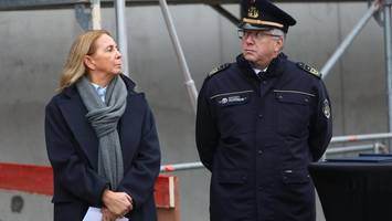 empörung über höhere gehälter für berlins feuerwehr-chefs