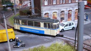 wenn die straßenbahn als miniatur rollt – modellbahnen bekommen besuch