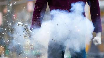 Ärzte demonstrieren Schülern, was Feuerwerk wirklich anrichten kann