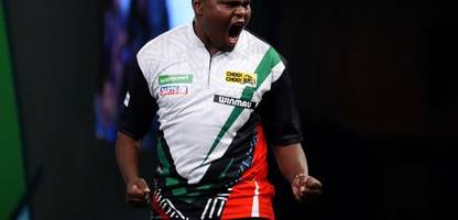 Darts-WM: Kenianer David Munyua trotzt Rückstand, Rechenfehlern und einer Wespe