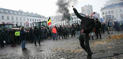 EU-Gipfel: Bauern protestieren mit Kartoffeln und Rauchbomben