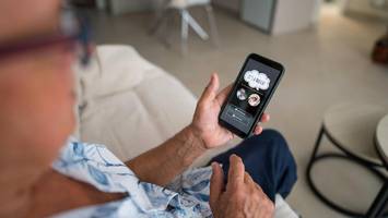 mann wird von vermeintlichem date mit schusswaffe bedroht und ausgeraubt