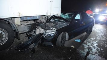 mercedes kracht in geparkten lkw – insassen sturzbetrunken
