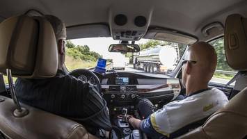 mit tempo 152 über die b75: soko autoposer stoppt mercedes-raser