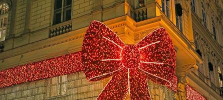 Eine rote Schleife wird zum Touristenmagnet – jetzt muss sie die Polizei bewachen