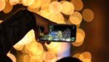 Besinnlichkeit: Studie: Viele vom Handy am Weihnachtsabend gestört