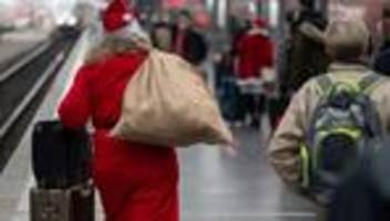 Feiertage: Mit Weihnachtskostüm in Dresden kostenlos Bahnfahren