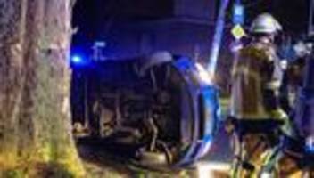 Unfälle: Vorfahrtsfehler: Mann prallt in Solingen gegen Baum