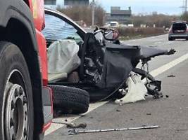 Horror auf der Autobahn 57: Fahrer und Begleiterin steigen nach Unfall aus Auto - beide tot
