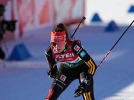 Rivalinnen lassen sie liegen: Nathalie Armbruster bricht plötzlich zusammen und rennt noch ins Ziel