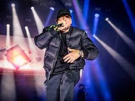 Sellout-Move in Grünheide: Kool Savas verstört Fans mit Tesla-Auftritt - und geht auf Distanz