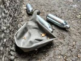 Über luftballons eingeatmet: lachgas-verbot für kinder und jugendliche abgesegnet