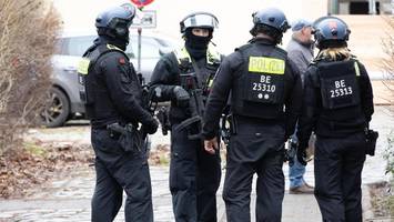 Bewaffneter Raubüberfall auf Geldboten: Person mit Schreckschusswaffe verletzt