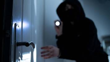 Ehepaar nachts überfallen und ans Bett gefesselt – zwei Männer in Haft