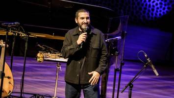 Elbphilharmonie-Euphorie: Das Publikum singt und tobt, die Handylichter leuchten