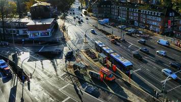 frau fährt mit zwei kindern an bord gegen hauswand – krankenhaus