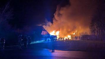 gebäude mit landwirtschaftlichen fahrzeugen brennt nieder – 500.000 euro schaden