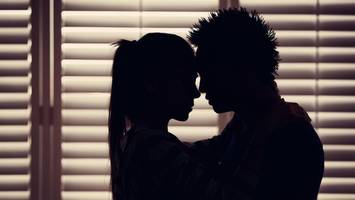 kiss-cam-moment bei coldplay: ex-personalerin erhält morddrohungen