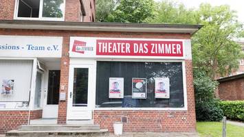 schock für hamburger theater: feuer vernichtet wertvolle bühnenbilder