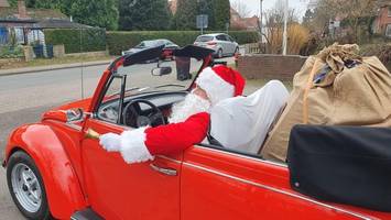 wer ist der weihnachtsmann im knallroten vw käfer cabrio?